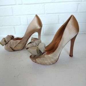 Badgley Mischka tan silk pumps sz 6.5M